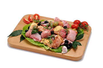 Pollo alla cacciatora su tagliere di legno