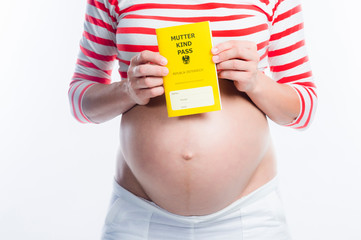 Schwangere Frau mit Mutter-Kind-Pass, Österreich