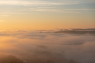 Fototapeta na wymiar Nebel über der Mainlandschaft im Herbst