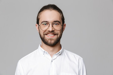 Obraz premium Bearded man posing isolated over grey wall background