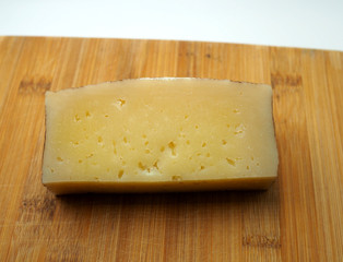Trozo de queso manchego. Queso español. Primer plano de queso