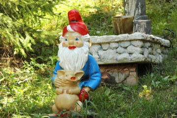 Glücksbringer: Gartenzwerg mit Glücksschwein © rbkelle