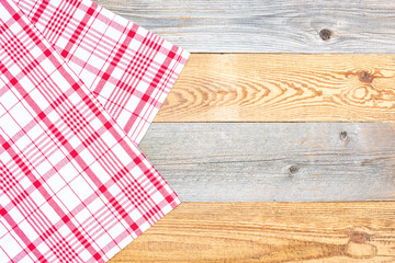 Rot Weiß karierte Serviette auf einem alten Holztisch als Hintergrund