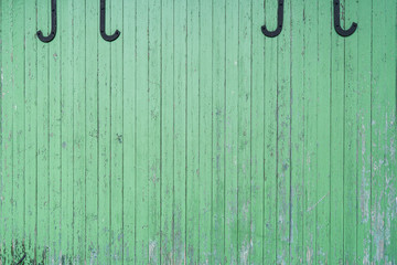 Grüne Holzwand Tor Tür Bretter mit Beschläge