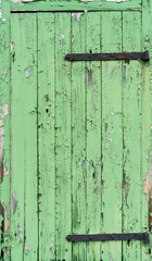 Alte grüne Tür mit gesplitterte Farbe verwittert alt
