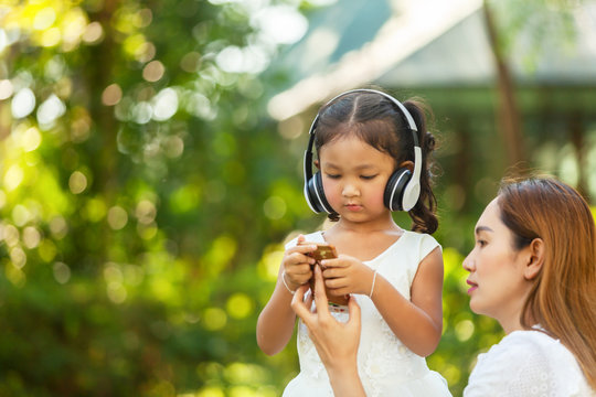 open the phone's music to the liste ners
