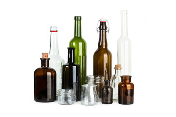 Reciclaje de vidrio y cristal sobre fondo blanco. Concepto reciclaje