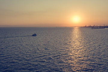 Obraz premium Spectacular panorama view of sun setting into Thermaic gulf.