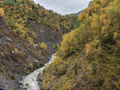 Uschguli liegt auf einer mittleren H&ouml;he von ungef&auml;hr 2150 m im Gro&szlig;en Kaukasus in der Gliederungszone des Felsenkamms (1500 m bis 3629 m)w