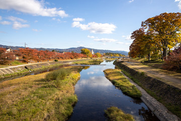 Fototapeta na wymiar 京都ぶらり、秋の鴨川