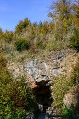 Reckenhöhle Hönnetal Sauerland Tropfsteinhöhle Schauhöhle Deutschland Eingang Portal Felsen Balve Binolen Herbst Landschaft Bahnstrecke Kalkstein Tourismus idyll