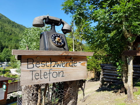 Altes Telefon als Beschwerdetelefon