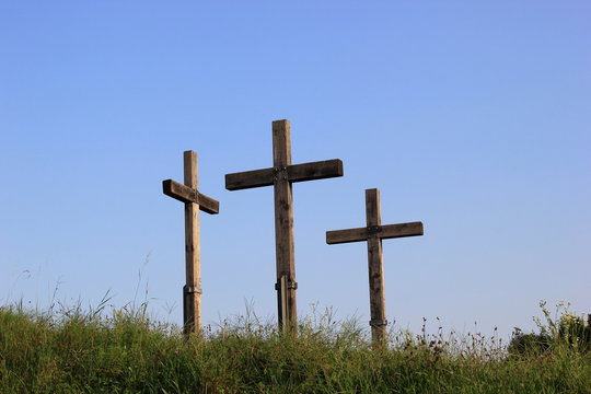 Bibel: Drei Kreuze in der Landschaft (Kreuzigung)