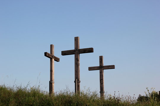 Kreuzigung: Drei Kreuze auf einem Hügel