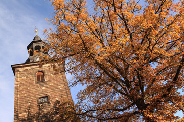 Herbst in Bad Berka; Turm der Stadtkirche St. Marien