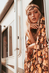 Retro-Wohnmobil mit Hippie-Californiagirl. kalifornien van lebensstil © 2mmedia