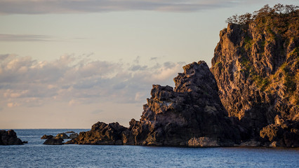 赤ちゃんをだっこするゴリラのような岩