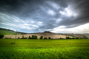 Obraz premium Grey sky over a small hill in Tuscany