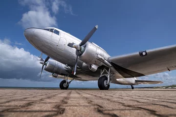 Fototapeten low angle shot of an historical aircraft © frank peters