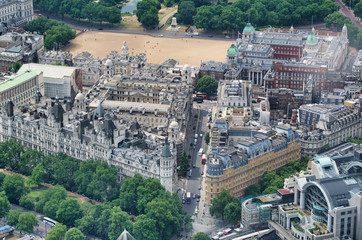 Obraz premium Aerial view of London buildings and city park from a high vantage point