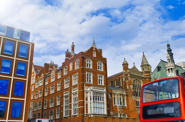 Foto op Plexiglas Rode bus langs de straat van Londen in het midden van oude gebouwen, VK © jovannig