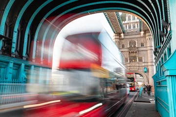 Poster Torenbrug in Londen met vage rode bus en toeristen © william87