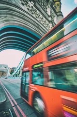 Poster Rode bus die Tower Birdge oversteekt op een mooie middag, Londen © jovannig
