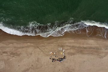 Luftaufnahme: Surfergruppe am Strand 
