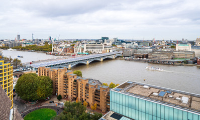 Obraz premium ロンドン ブラック・フライアーズ橋とテムズ川沿いの町並み