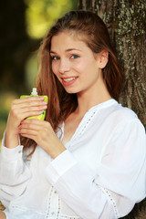 Jolie jeune femme assise mangeant une compose en sachet