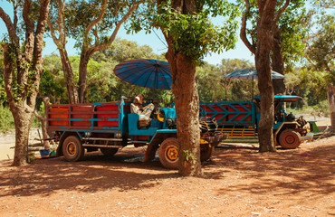 Obraz premium Old broken and rusty Car in summer Asia