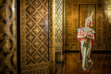 Obraz premium Beautiful Thai women are dressing in traditional Thai national costumes. To prepare for the pantomime drama scene