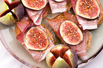 Sandwich with prosciutto, fig and olive oil