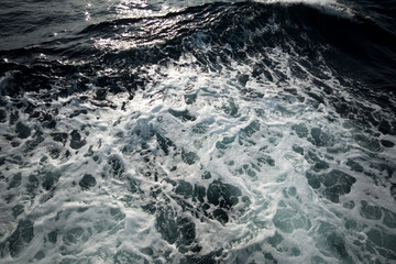 Obraz premium waves from boat view sunny day