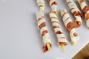 involtini con prosciutto e bambù