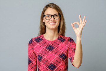 Obraz premium Portrait of nice lady showing okey symbol