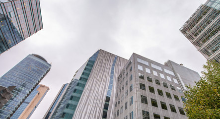 Obraz premium Beautiful modern skyscrapers at sunset, upward view from the street. Business concept