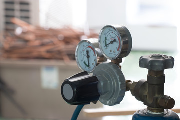 Regulator of nitrogen tanks prepared for air conditioning installation