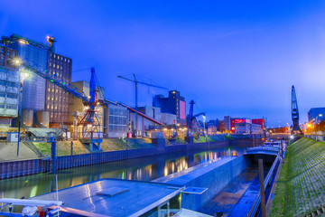 Blick in den Neusser Binnenhafen bei Nacht