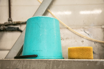  Vedro,uborka, shchetka dlya uborki, tryapka, chistit', pomeshcheniye, rabochiye instrumenty, moyka mashin 92/5000 Bucket, cleaning, cleaning brush, rag,