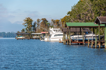 Fototapeta na wymiar Boats and docks on the Saint John's river, on a sunny cold morning, Jacksonville, Florida, USA.
