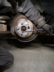 Mécanique auto - verification de plaquettes et disques de freinin