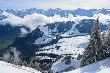 Fototapeta na wymiar Berglandschaft aus der Sicht des Stanserhorns, Schweiz