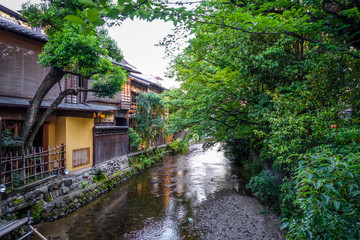 Obraz na płótnie Canvas Traditional japanese houses on Shirakawa river, Gion district, Kyoto, Japan