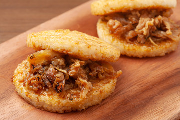 牛肉のライスバーガー