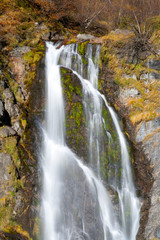 Fototapeta na wymiar Salto de agua (Saut deth Pish) en otoño. Valle de Arán, Pirineo