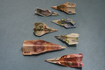 bills money billetes de euros de curso legal y otros haciendo figuras de avion