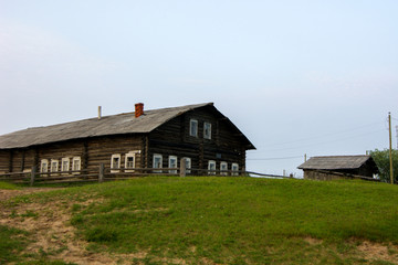 Obraz premium stary dom w letniej wiosce