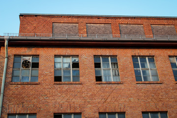 Ansicht einer alten ehemaligen Fabrik mit kaputten Fensterscheiben
