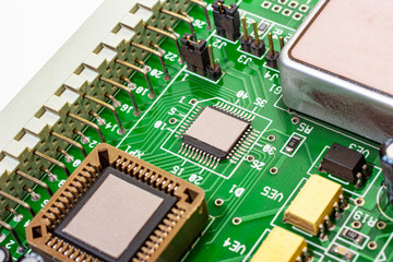 Obraz premium A green chip with a complex circuit for controlling robots.